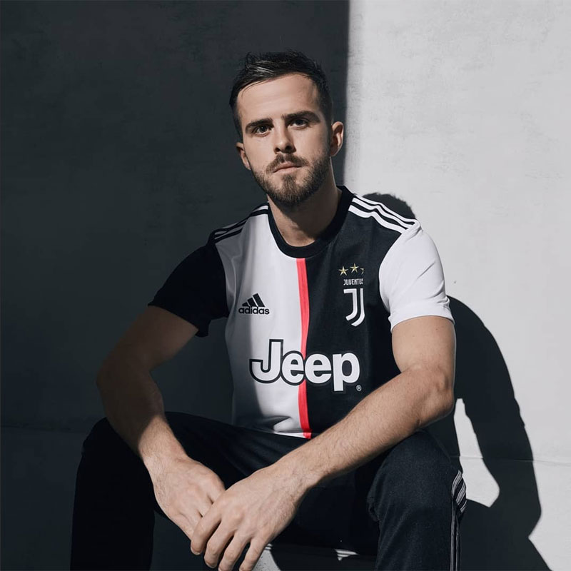 ユヴェントス、2019-20新ユニフォームを発表！衝撃の「白黒バイカラー」に｜写真7