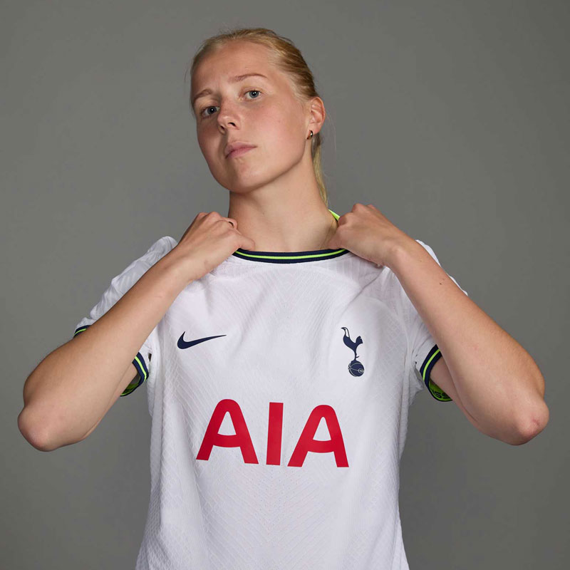 トッテナム、2022-23新ユニフォームを発表！アクセントに「蛍光イエロー」｜写真5