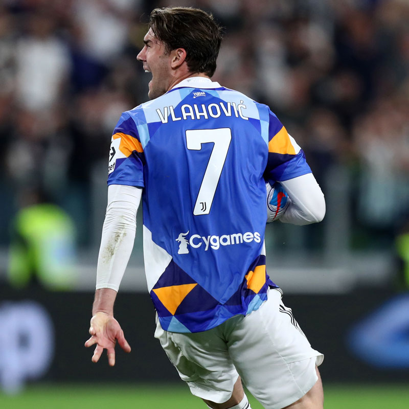 ミランとユヴェントスの斬新コラボユニフォーム、「一度きり」で試合に登場！｜写真10