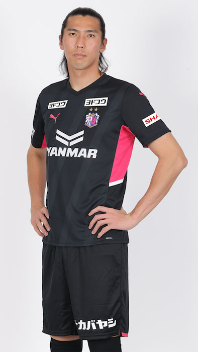 セレッソ大阪、2022新ユニフォーム発表！意外「斜めストライプ」を走らせる｜写真7