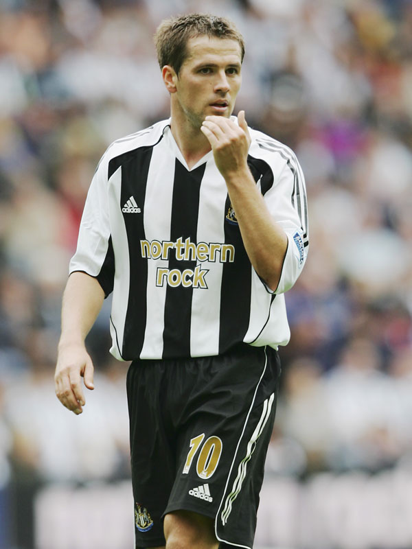 武藤嘉紀の新天地、ニューカッスルの「25年間分のホームキット」をまとめて見る｜写真11