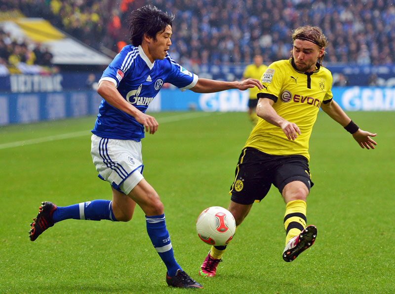 内田篤人、バチバチ戦った「ルールダービーでのユニフォーム姿」まとめ｜写真7