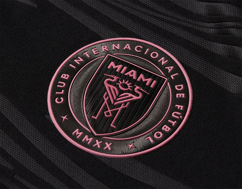 メッシが着たらどう見える？インテル・マイアミ、23-24新ユニは“眠らない街”の黒×ピンクに｜写真3