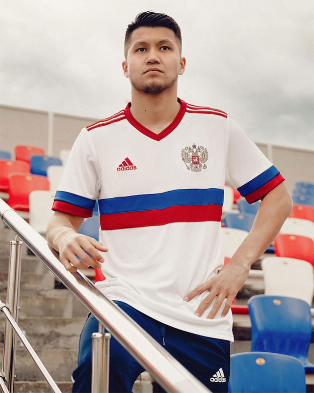 ロシア代表、EURO2020新ユニフォーム発表！雰囲気は「伝説の2008」｜写真4