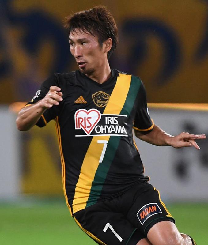 日本戦のペルー代表と同じ！世界各国の「タスキ柄」ユニフォーム10選｜写真5