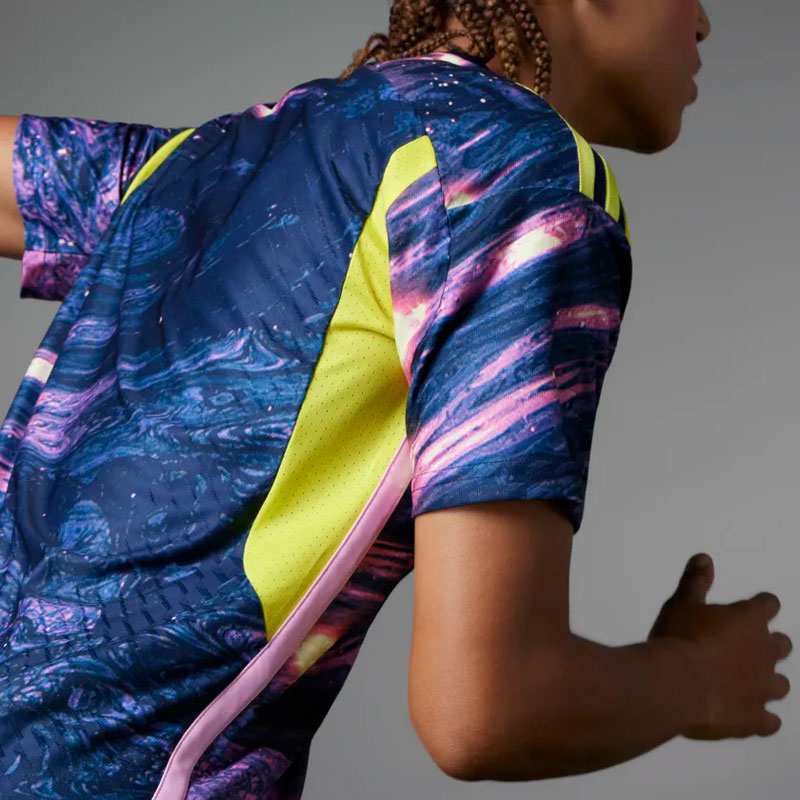 濃藍の美！コロンビア女子代表、「奇跡の川」を描くW杯新ユニフォームを発表｜写真3