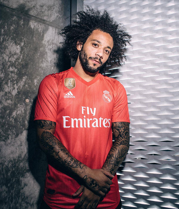 レアル・マドリー、「珊瑚色」の2018-19サードユニフォームを発表！背番号も掲載｜写真7