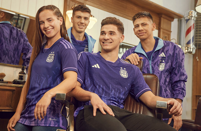 “紫の太陽”を描く！アルゼンチン代表、カタールW杯に向けた新アウェイユニフォームを発表｜写真8