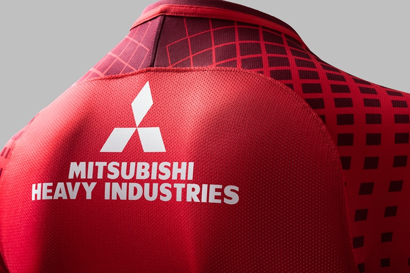 浦和レッズ、2018新ユニフォームを発表！今年は肩に「ダイヤモンド」｜写真3