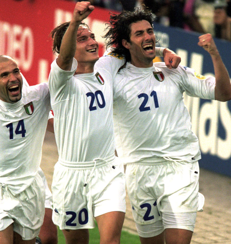 EURO伝説ユニ！2000年イタリア代表、大注目「ピチピチ」ユニフォーム｜写真5
