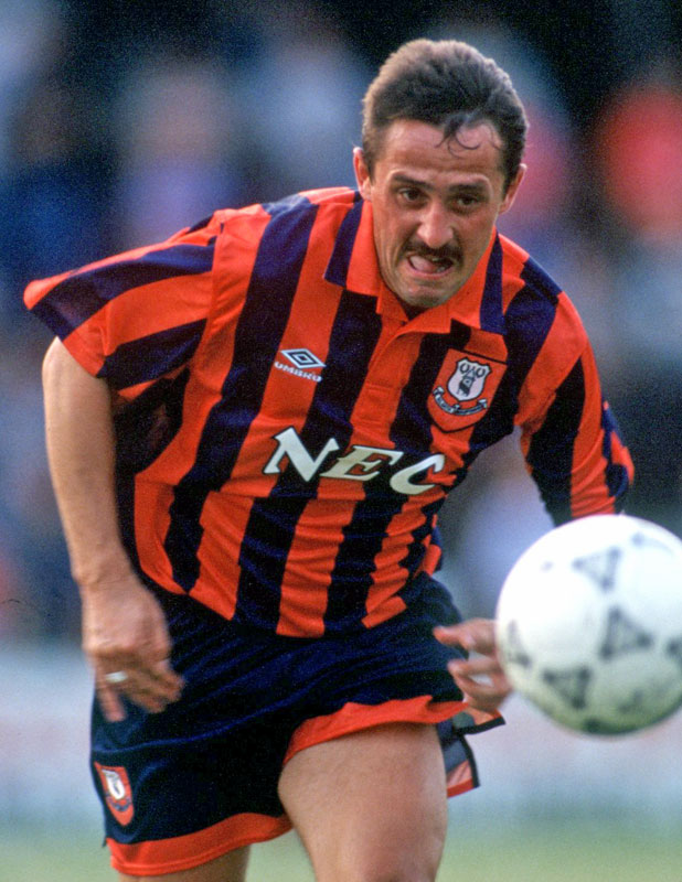 よみがえる90年代！エヴァートン、23-24新アウェイユニは日本の「NEC」胸ロゴ時代が“主役”に｜写真4