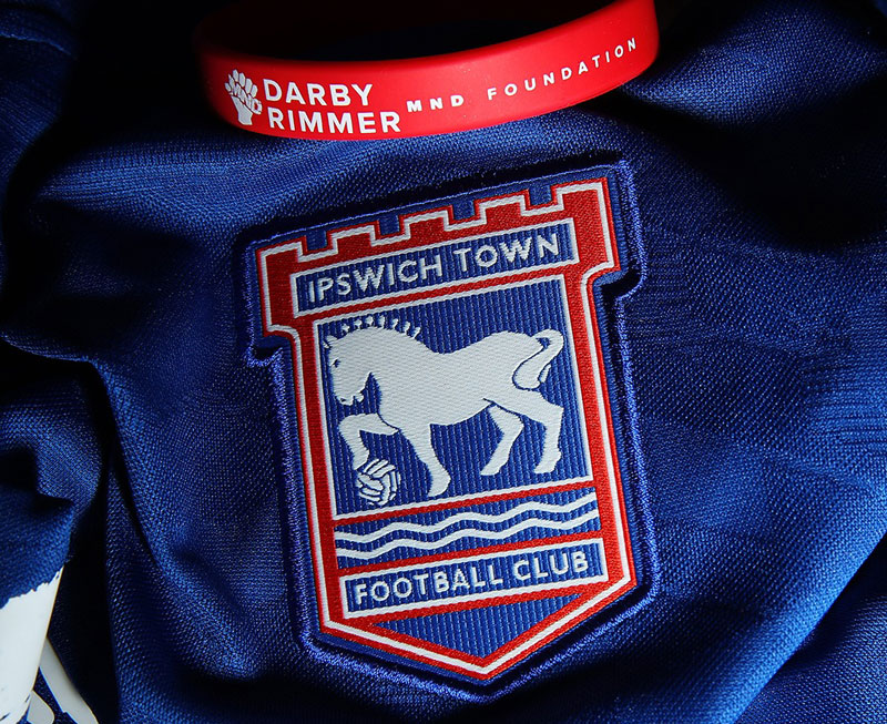 “胸ロゴ”は歌手エド・シーラン！イプスウィッチ、「音楽×フットボール」の23-24新ユニが登場｜写真6