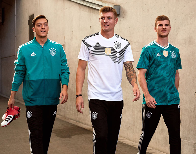 ドイツ代表、W杯アウェイユニフォームを発表！栄光の「1990」にインスパイア｜写真8