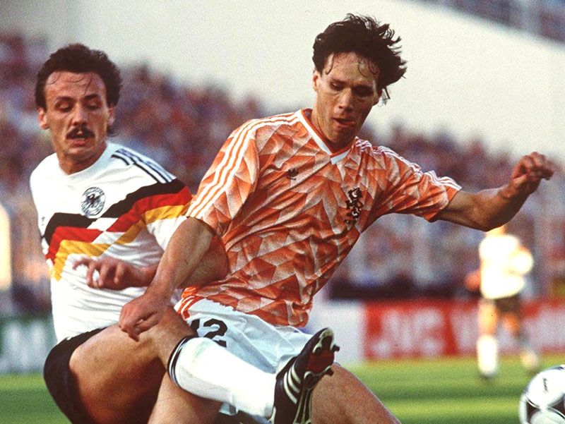 アヤックス、「1988に触発」2018-19新ユニフォームを発表！背番号も掲載｜写真3