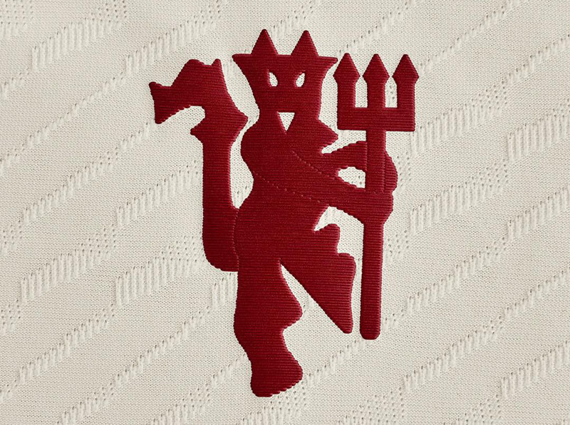 「赤い悪魔」がソロデビュー！マンチェスター・ユナイテッド、23-24新サードユニで“レッドデビル”へ敬意を表す｜写真5