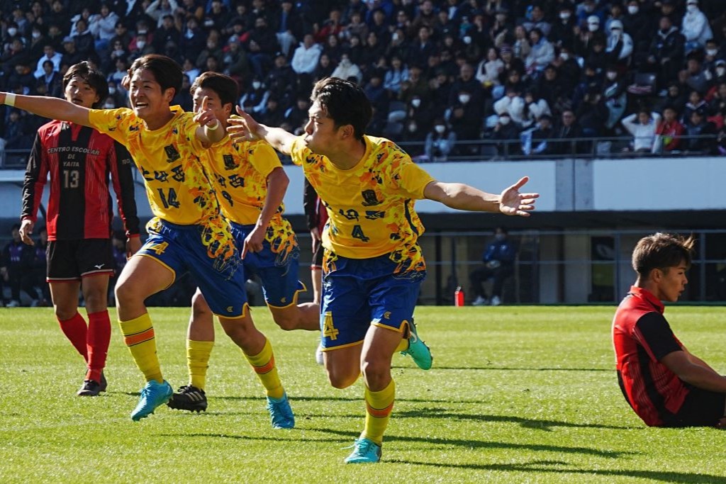 敵将をうならせた黄色の壁、上田西高GK牧野長太朗とDF東風谷崇太がつないだ絆の決勝点｜写真3