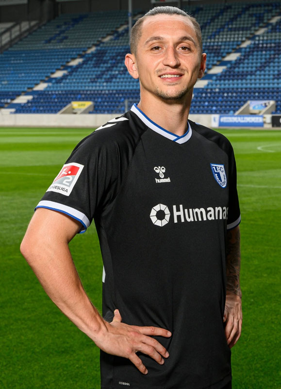 伊藤達哉が所属のマクデブルク！23-24ユニは「ミラン戦勝利50周年」を祝う白青デザイン｜写真6