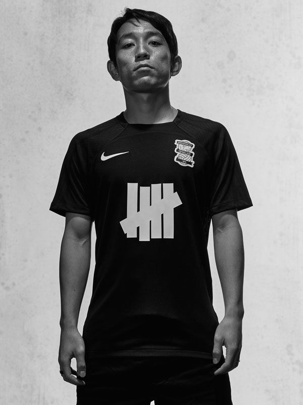 三好康児もモデルに！バーミンガムに漆黒サードユニが登場 「UNDEFEATED」ロゴが鮮烈に浮かび上がる｜写真6