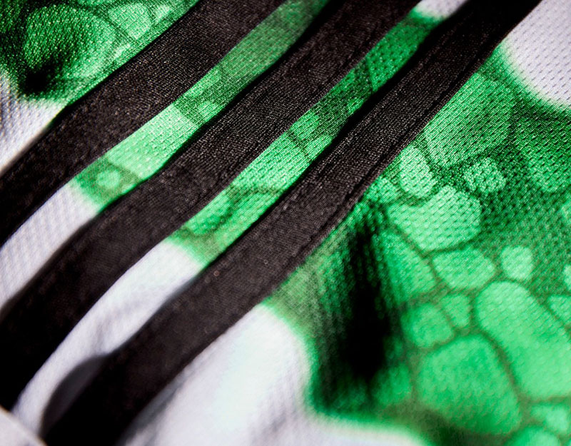 セルティック、23-24新ホームユニフォームを発表！クラブの象徴「ステンドグラス」を表現｜写真4