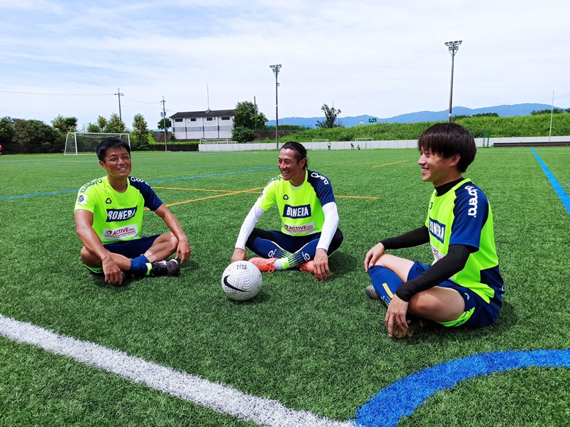 NIKEの革新的サッカーボール『フライト』を入手！元Jリーガーに蹴ってもらった｜写真3