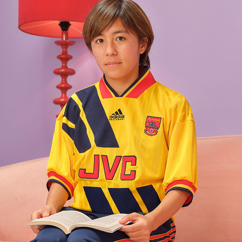 アーセナル、懐かしのユニフォーム復活！イメージ写真は「読書する岩渕真奈」｜写真6