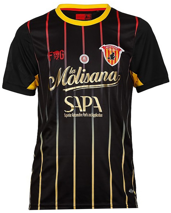 「ほうきに乗った魔女」のエンブレム！ベネヴェントの2017‐18ユニフォーム｜写真8