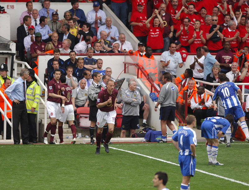 ベルカンプ、ハイバリーと共に去る！アーセナル「2005-06ホーム」ユニフォーム｜写真3