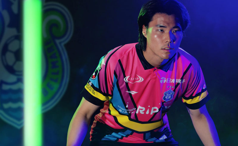 “暴れん坊”復活！湘南ベルマーレが「30周年記念ユニフォーム」を発表　1試合限定の特別な一着に｜写真6