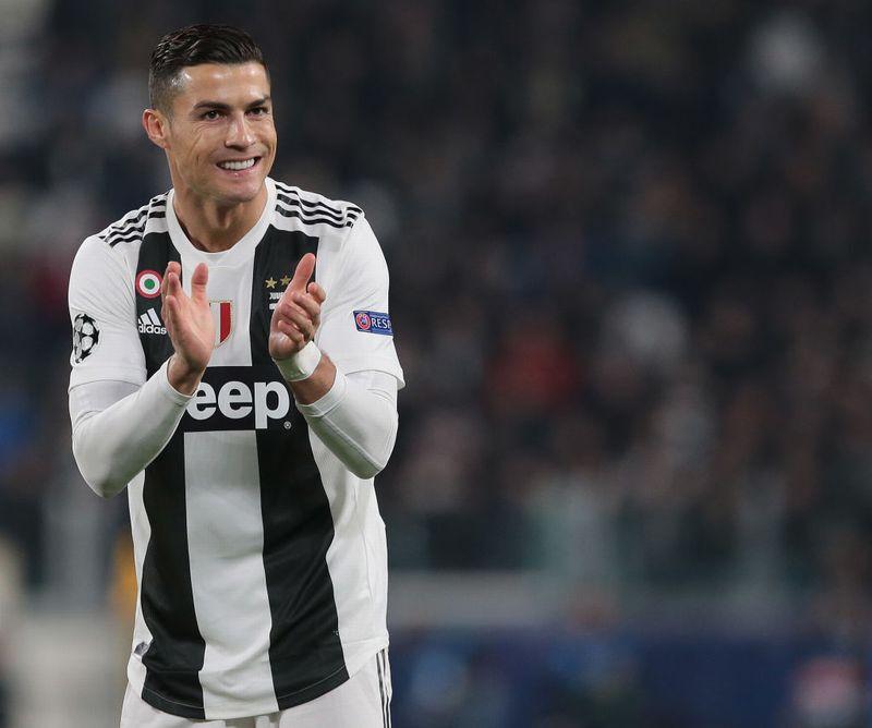 サッカーの歴史上「最も高額だった30代選手」の移籍トップ10｜写真10