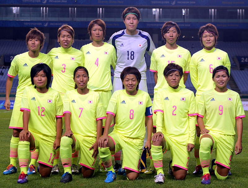 日本代表の歴代ユニフォームを見る！2014年「円陣モデル」｜写真17