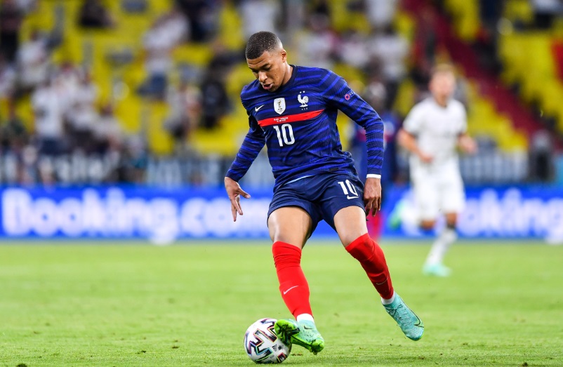 EURO2020！専門サイトが選ぶ「今大会最高のユニフォームTOP10」｜写真17