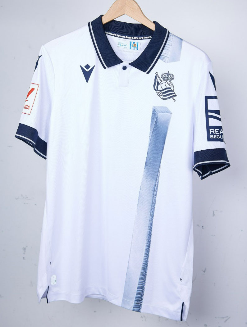 久保所属のレアル・ソシエダ、ポロ襟がオシャレな23-24新ユニ登場！“胸ロゴなし”がイケてる｜写真4