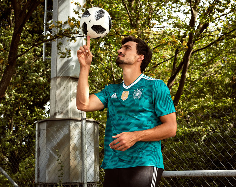 ドイツ代表、W杯アウェイユニフォームを発表！栄光の「1990」にインスパイア｜写真4