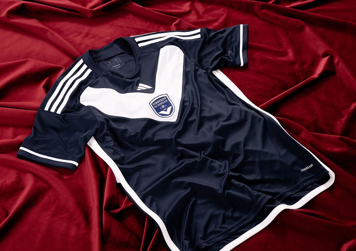 名門ボルドーが“ファン投票”で決定した新ユニ発表 　今回も「胸ロゴ無しが美しい」と好評｜写真4