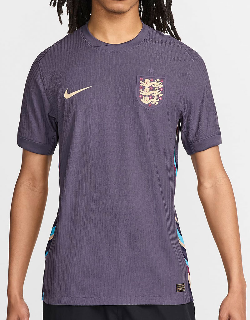 イングランド代表がEURO2024に向けた新ユニフォームを発表！アウェイは「紫色」の“型破り”デザイン｜写真5