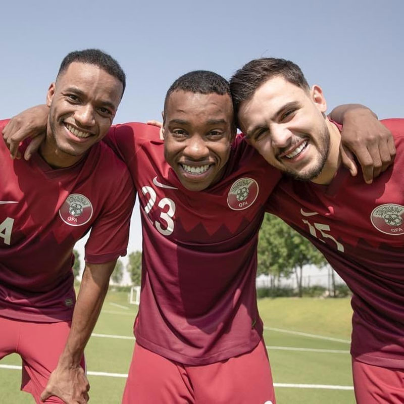 W杯開催国！カタール代表、「国旗をデザイン」の2020新ユニフォーム発表｜写真5