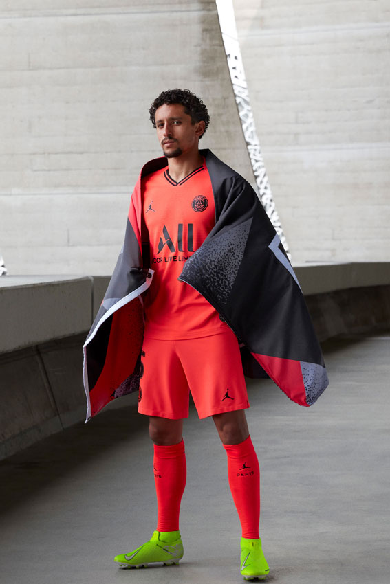 「最強コラボ」登場！ジョーダン×PSG、2019-20新アウェイユニフォームを発表｜写真5