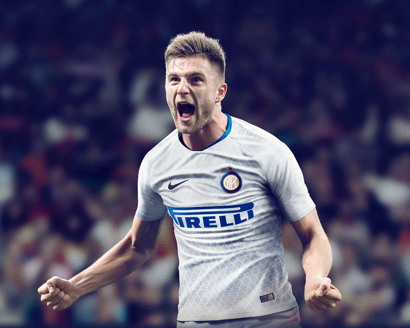 インテル、蛇柄の2018-19アウェイユニフォームを発表！ネームナンバーも掲載｜写真7