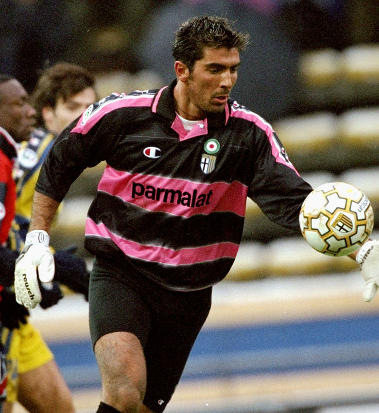 “裏切り者”ブッフォン、パルマ英雄時代の「イケてるユニ姿」7選｜写真4