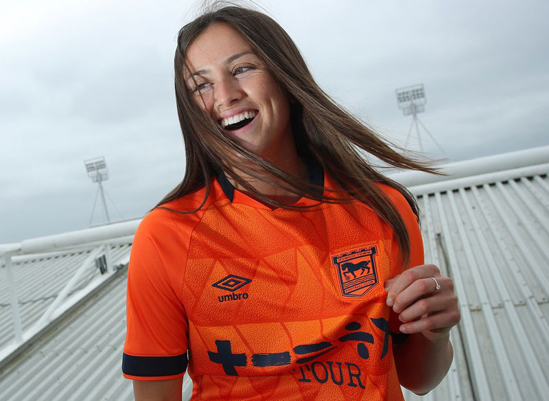 “胸ロゴ”は歌手エド・シーラン！イプスウィッチ、「音楽×フットボール」の23-24新ユニが登場｜写真5