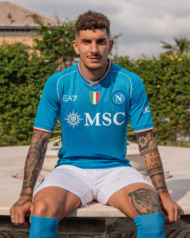 王者ナポリが23-24新ユニフォームを発表！胸から「Lete」ロゴが消滅する｜写真9