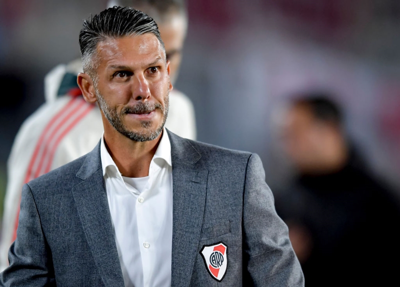 首位リーベル・プレートを率いるデミチェリス監督、やっぱり「最強のイケおじ」になっていた！｜写真3