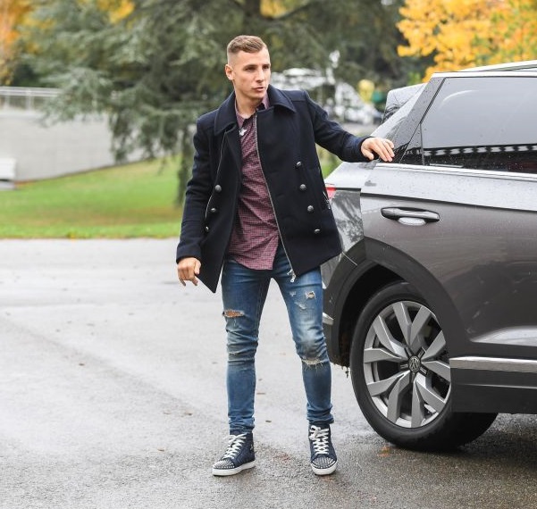 エムバペは赤！フランス代表、「冬の私服ファッション」はこんな感じ｜写真6