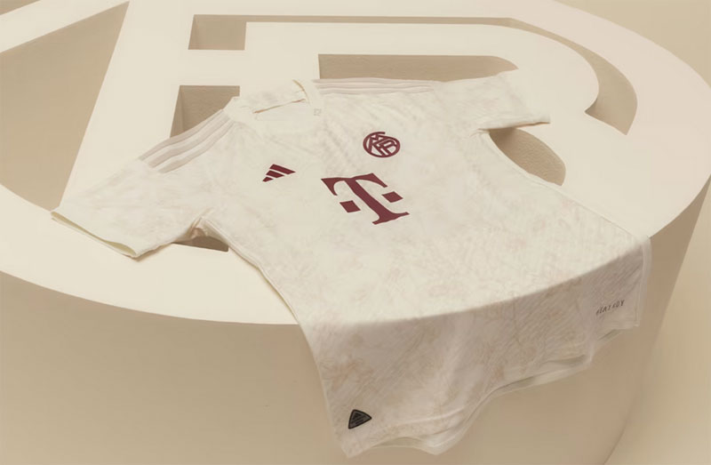 初代エンブレム復活！バイエルン、「CLモデル」の23-24新サードユニを発表　スーパー杯でデビューを果たす｜写真9