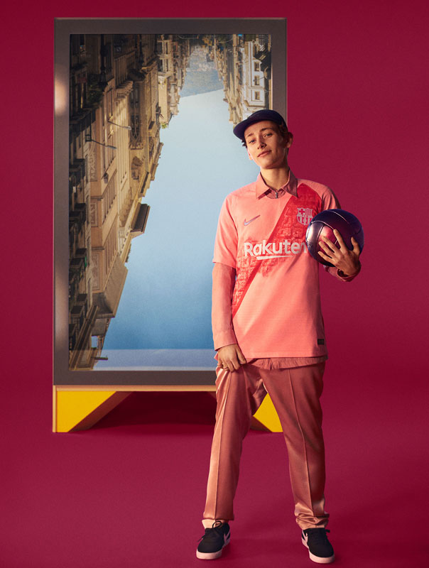 バルセロナ、「芸術的な街」をデザインした2018-19新サードユニフォームを発表！｜写真5
