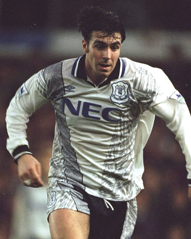 よみがえる90年代！エヴァートン、23-24新アウェイユニは日本の「NEC」胸ロゴ時代が“主役”に｜写真5