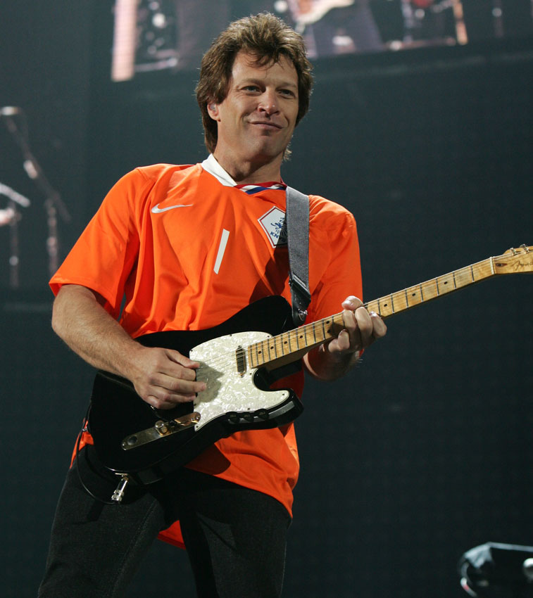 サッカーと音楽のコラボ！これが「世界的ミュージシャン」のユニフォーム姿｜写真6