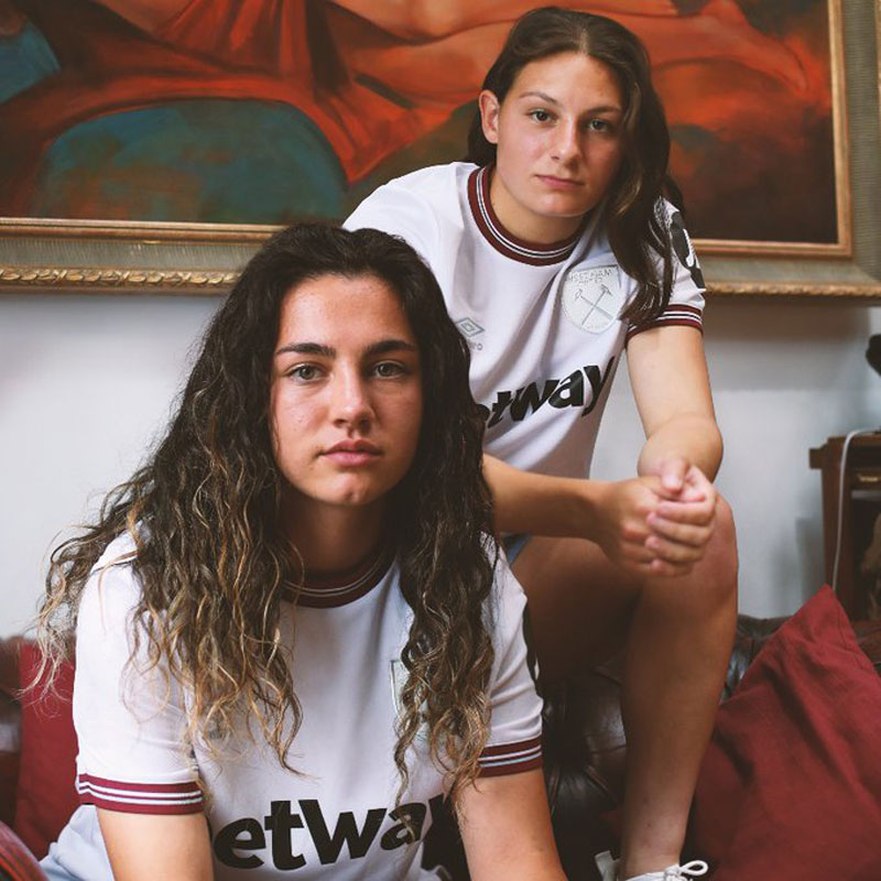 なでしこ清水梨紗もモデルに！ウェストハムが23-24新ユニを発表　それぞれの“デザイン理由”が面白い｜写真9