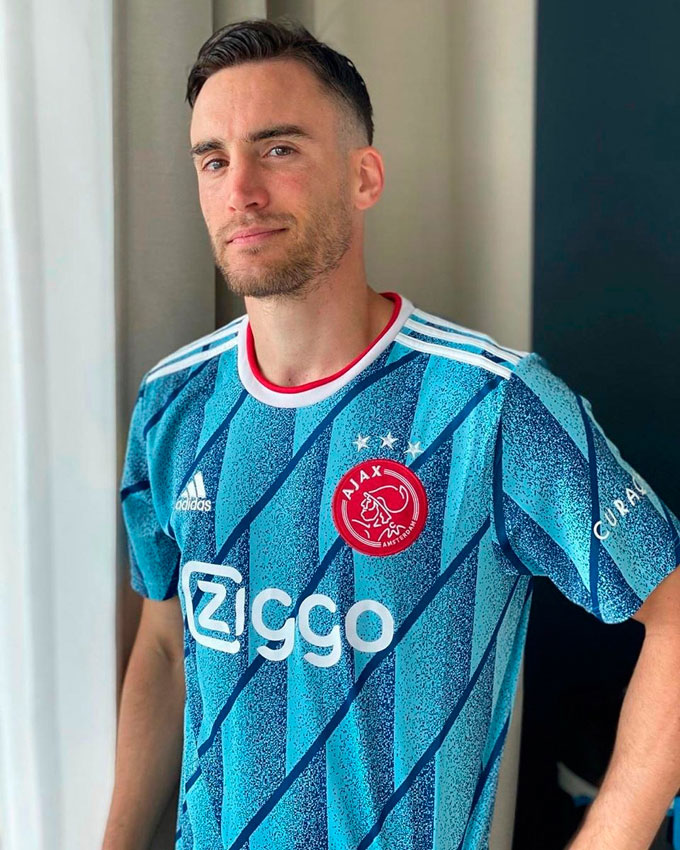 アヤックス、「冷たいブルー」の2020-21新アウェイユニフォームを発表！｜写真6