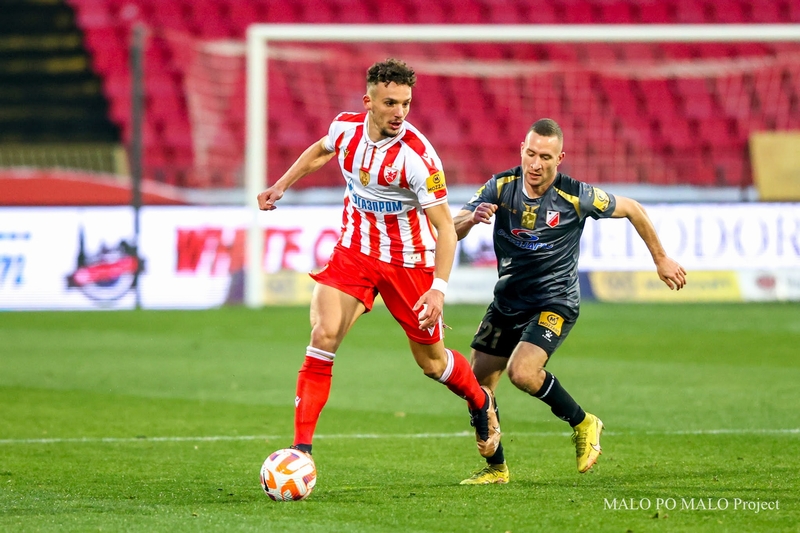 日本人女性が撮った「ミハイロヴィッチ追悼試合」…“隠されたピクシー”の違和感と紅く燃えたスタンド｜写真11